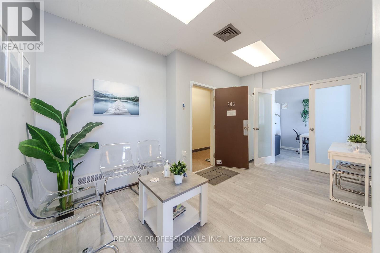 203 - 3269 Bloor Street W, Toronto (Stonegate-Queensway), Ontario  M8Z 4B2 - Photo 3 - W12758112