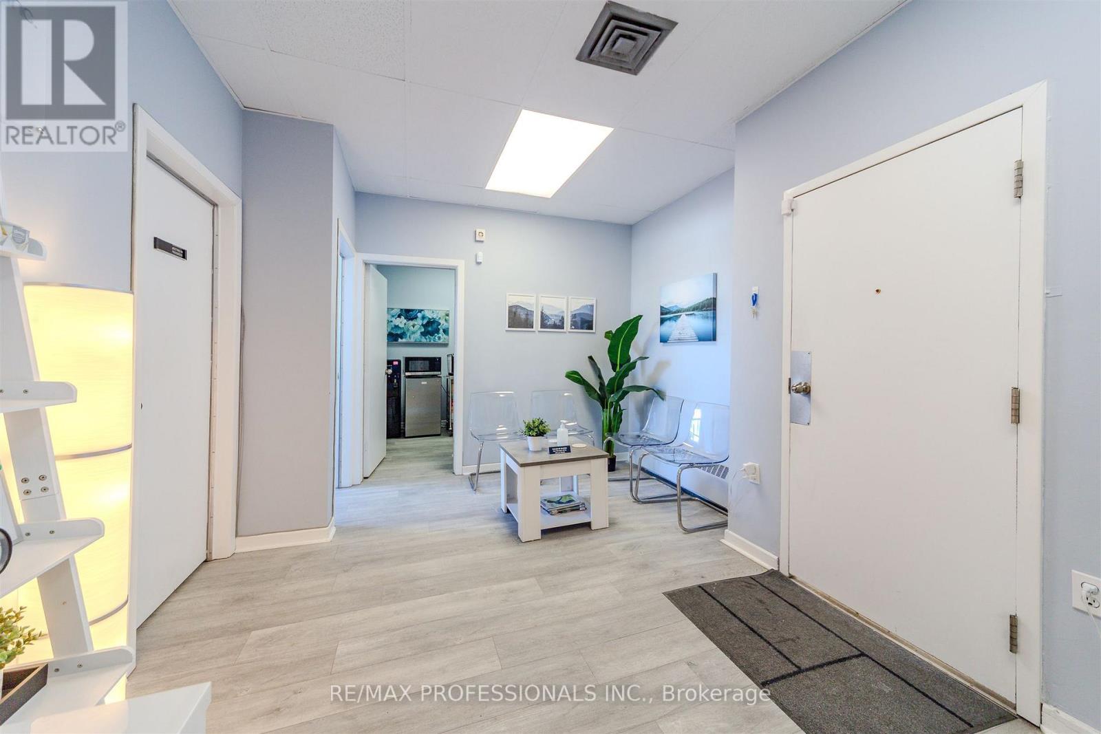 203 - 3269 Bloor Street W, Toronto (Stonegate-Queensway), Ontario  M8Z 4B2 - Photo 4 - W12758112