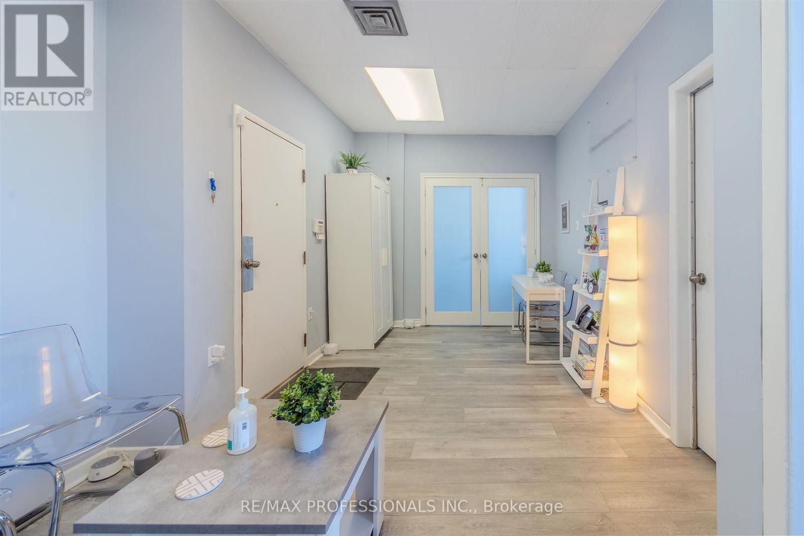 203 - 3269 Bloor Street W, Toronto (Stonegate-Queensway), Ontario  M8Z 4B2 - Photo 5 - W12758112