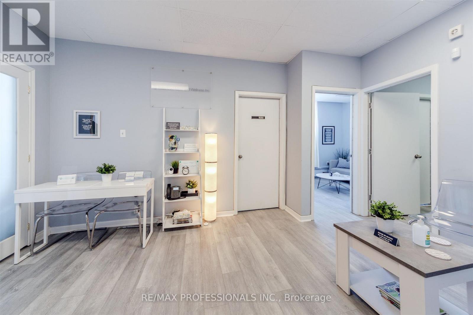 203 - 3269 Bloor Street W, Toronto (Stonegate-Queensway), Ontario  M8Z 4B2 - Photo 6 - W12758112