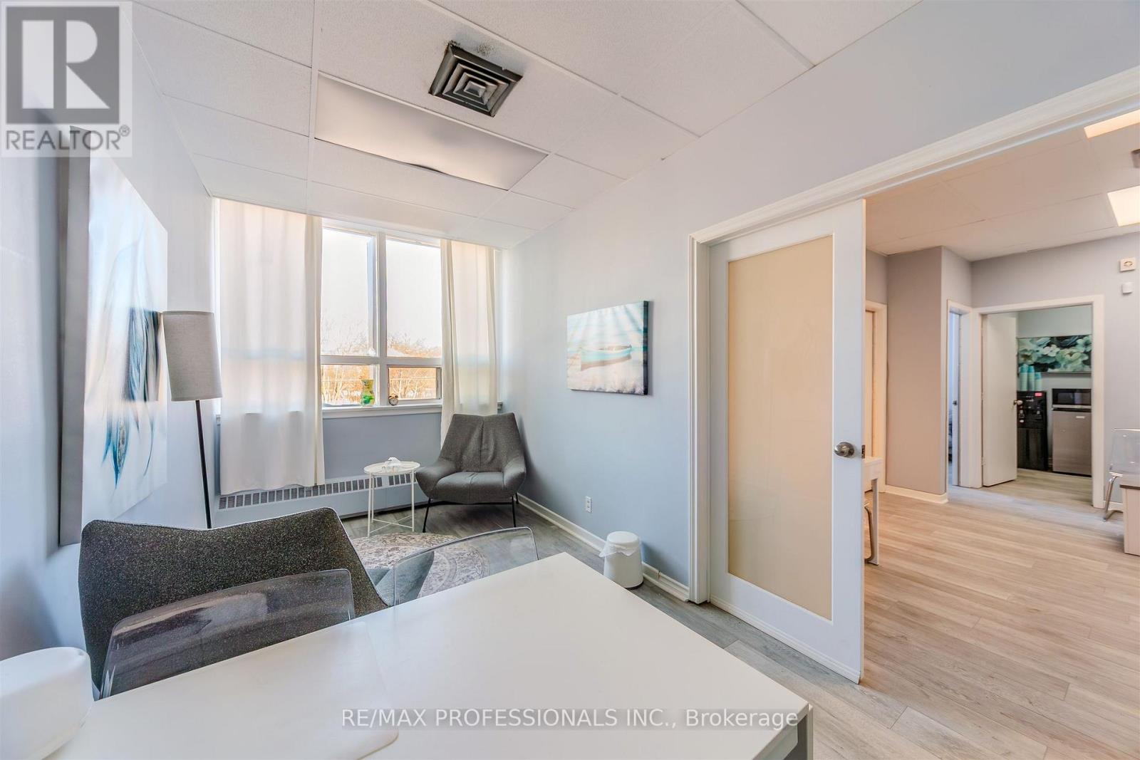 203 - 3269 Bloor Street W, Toronto (Stonegate-Queensway), Ontario  M8Z 4B2 - Photo 9 - W12758112