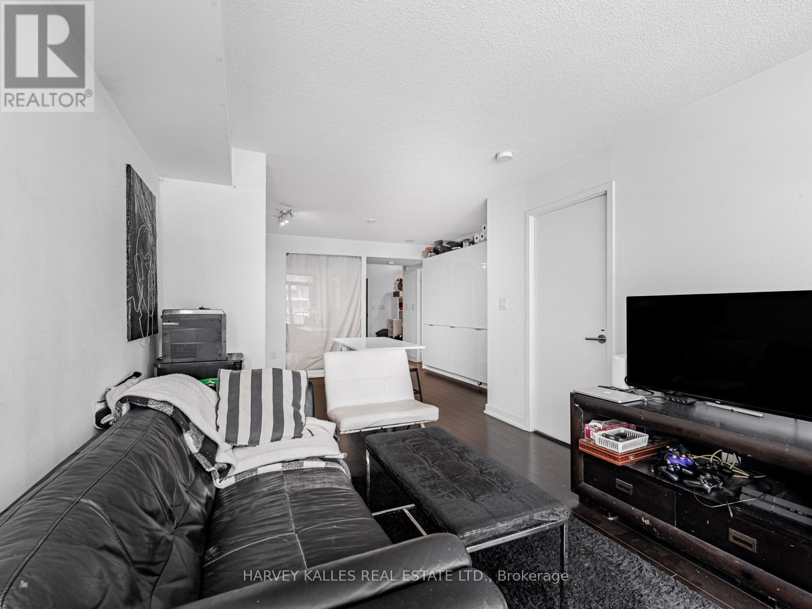 655 - 10 Capreol Court, Toronto, Ontario  M5V 4A5 - Photo 7 - C12758362