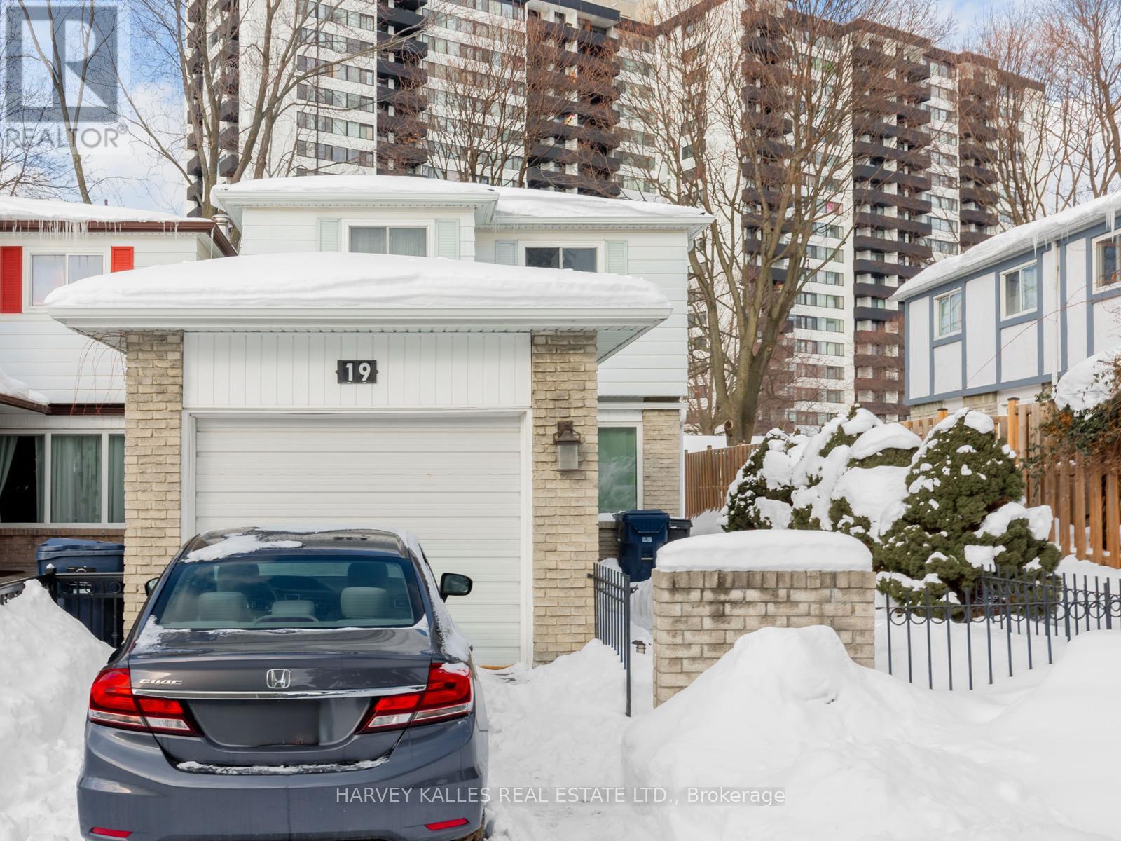 19 COACH LITEWAY, Toronto, Ontario