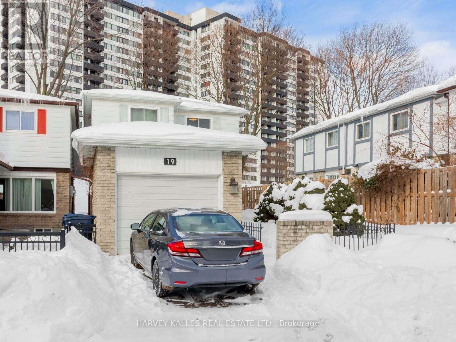 19 Coach Liteway, Toronto (Westminster-Branson), Ontario  M2R 3J8 - Photo 2 - C12758404