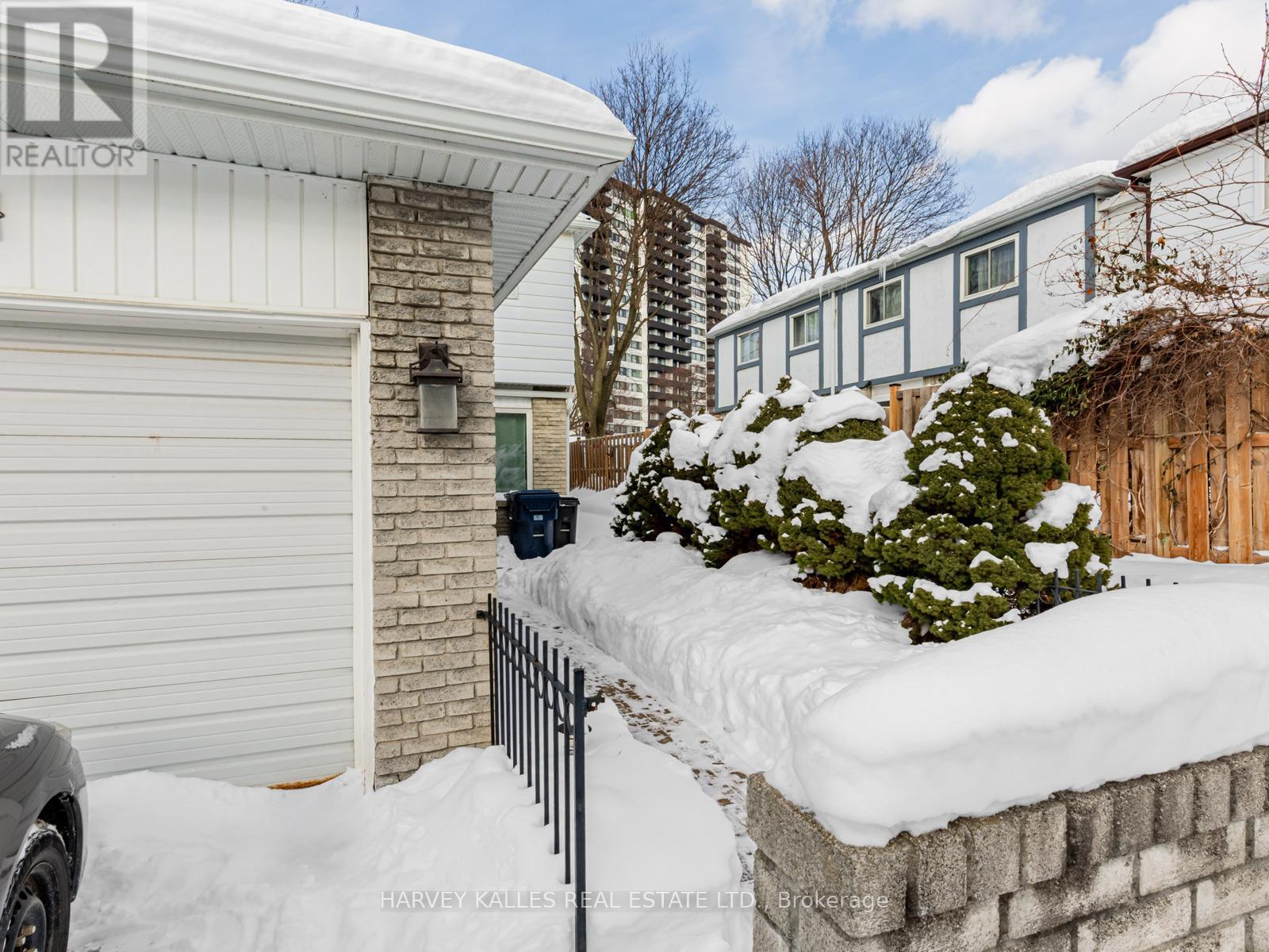 19 Coach Liteway, Toronto (Westminster-Branson), Ontario  M2R 3J8 - Photo 3 - C12758404