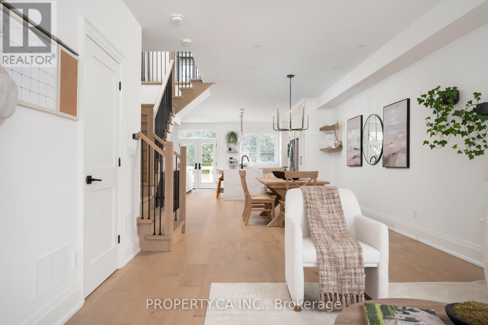 15 Marilyn Crescent, Toronto, Ontario  M4B 3C5 - Photo 4 - E12758310