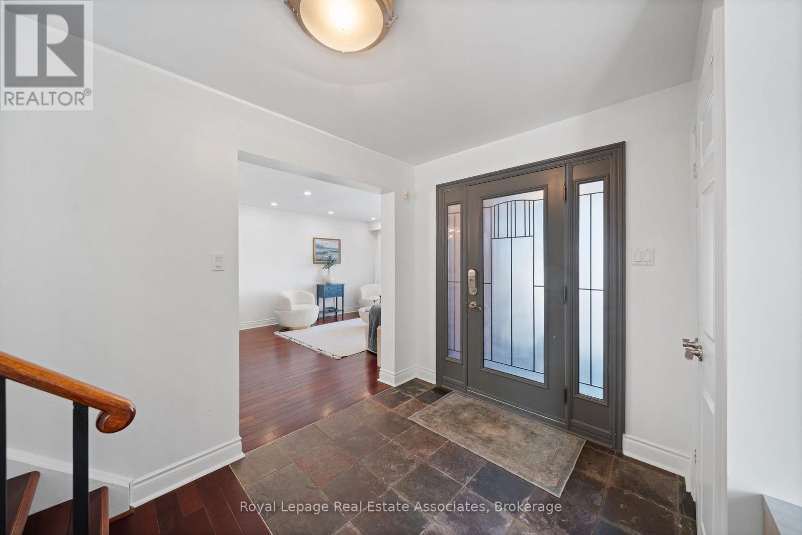 1550 Woodeden Drive, Mississauga, Ontario  L5H 2V3 - Photo 2 - W12758342