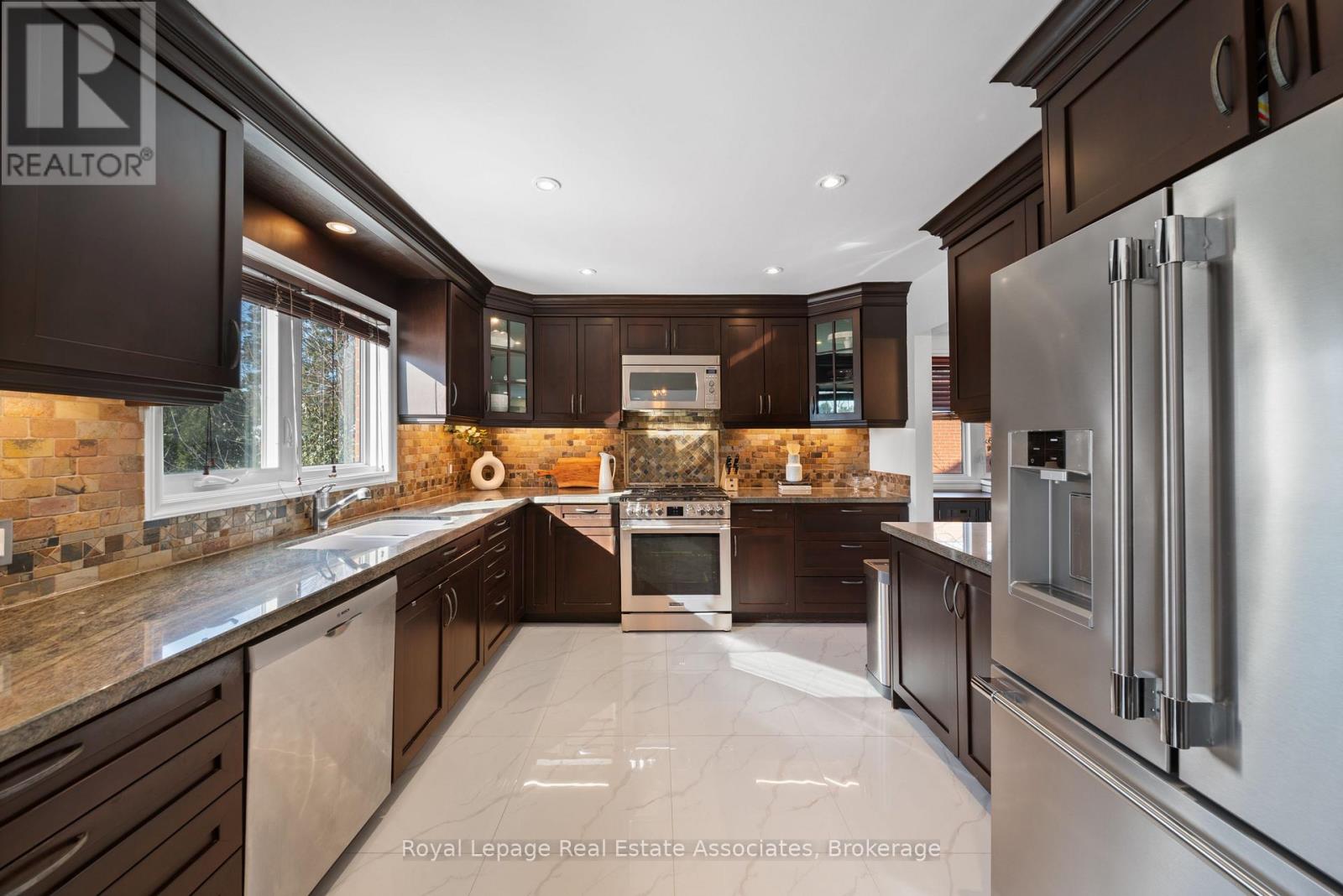 1550 Woodeden Drive, Mississauga, Ontario  L5H 2V3 - Photo 8 - W12758342