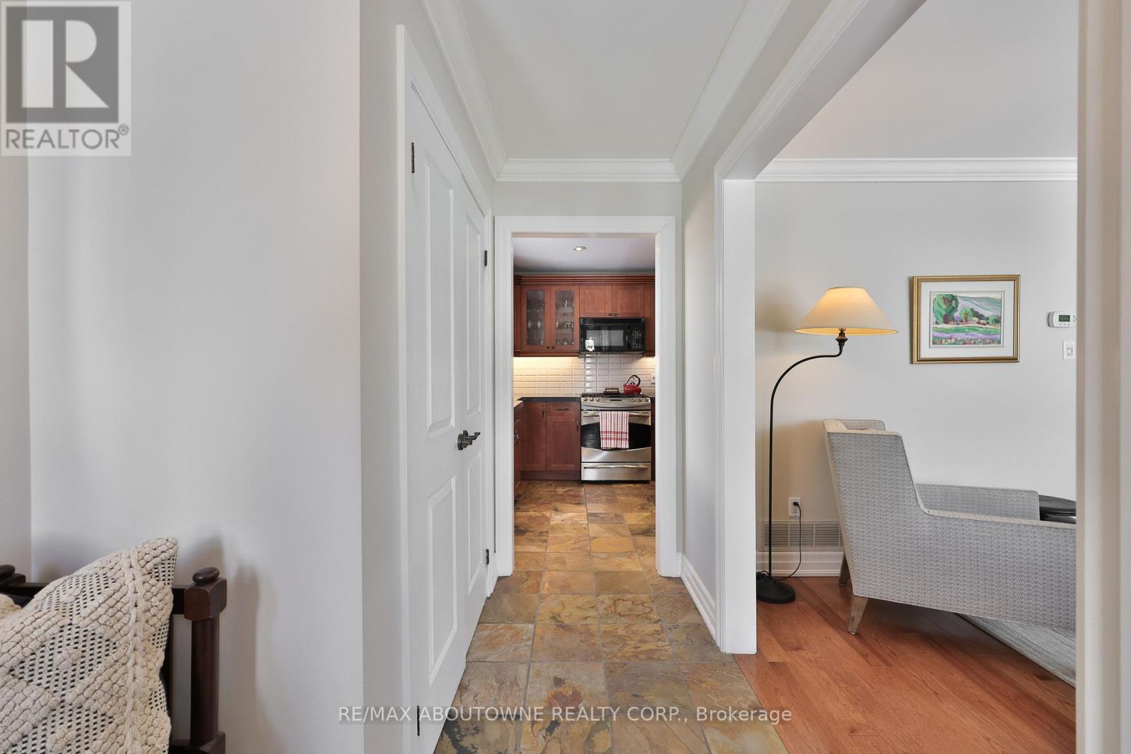 502 Bohemia Crescent, Oakville, Ontario  L6J 2K8 - Photo 7 - W12758416