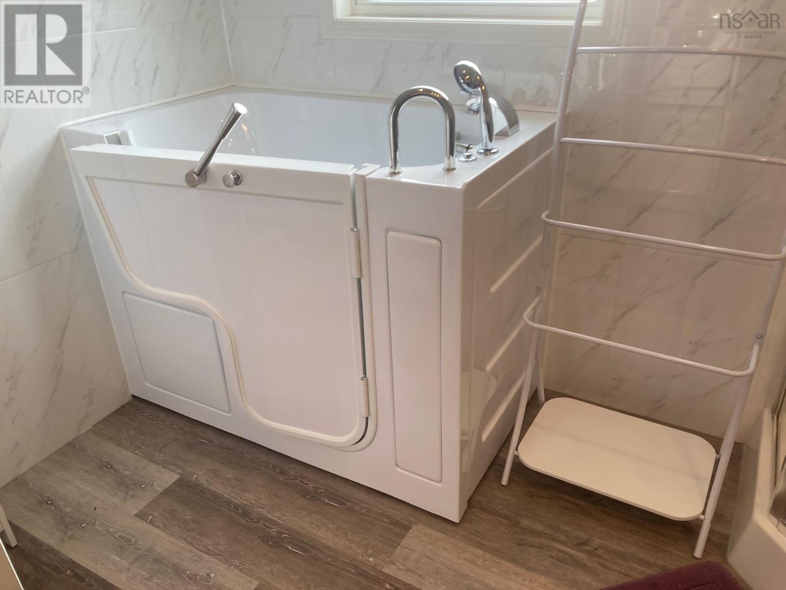 38 Sherbrooke Avenue, Bridgewater, Nova Scotia  B4V 4G1 - Photo 22 - 202527543