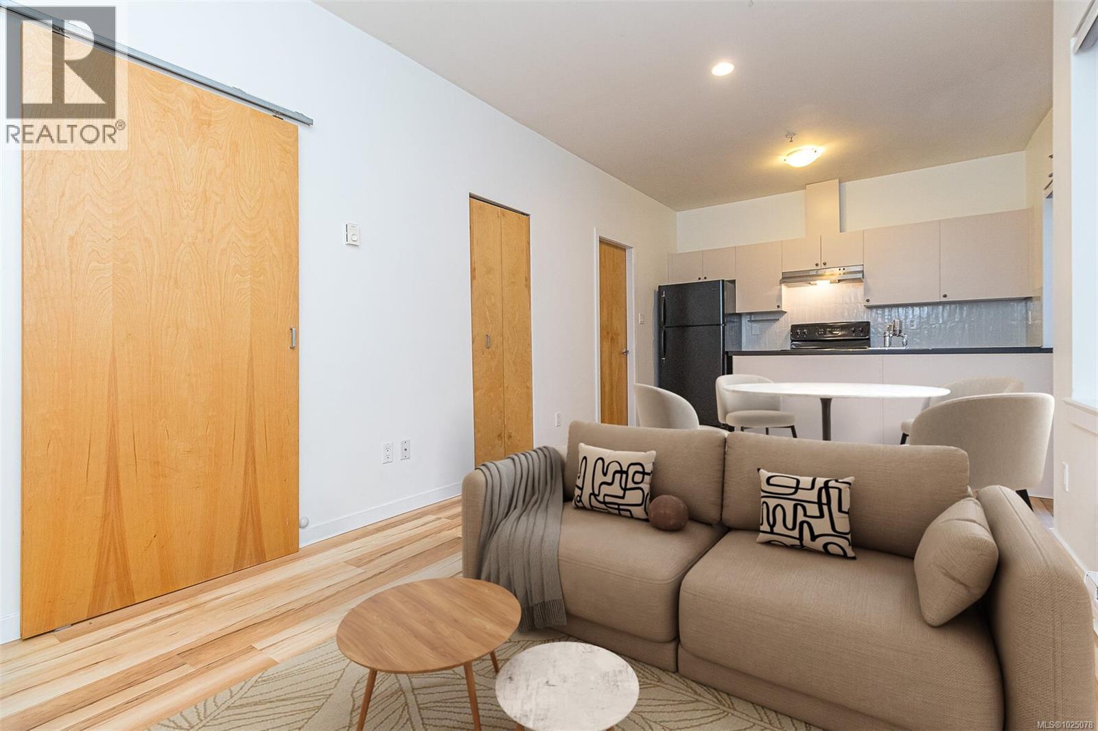 205 848 Mason St, Victoria, British Columbia  V8W 0A2 - Photo 4 - 1025078