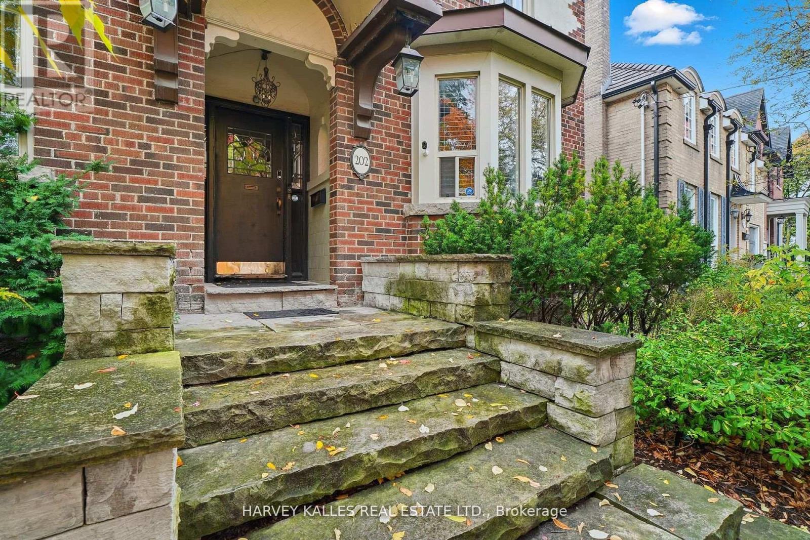 202 Dinnick Crescent, Toronto, Ontario  M4N 1M3 - Photo 2 - C12758648
