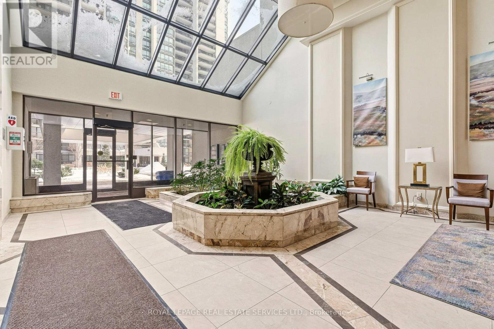 1602 - 2180 Marine Drive, Oakville, Ontario  L6L 5V2 - Photo 3 - W12758432