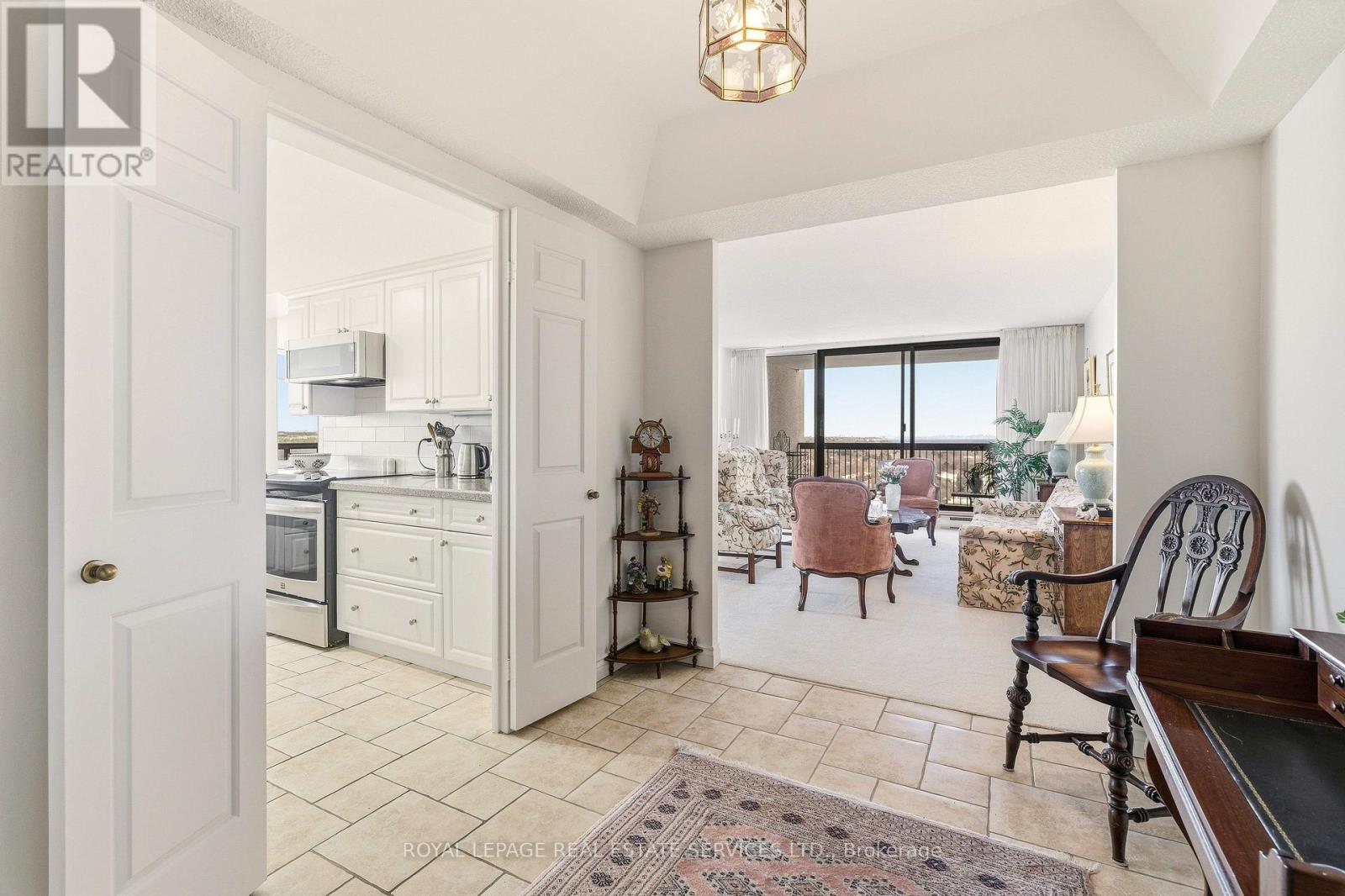 1602 - 2180 Marine Drive, Oakville, Ontario  L6L 5V2 - Photo 5 - W12758432