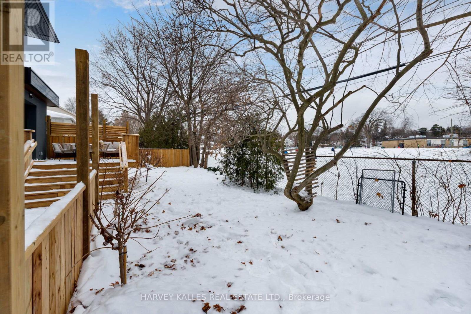 90 Great Oak Drive, Toronto, Ontario  M9A 1N5 - Photo 19 - W12758464