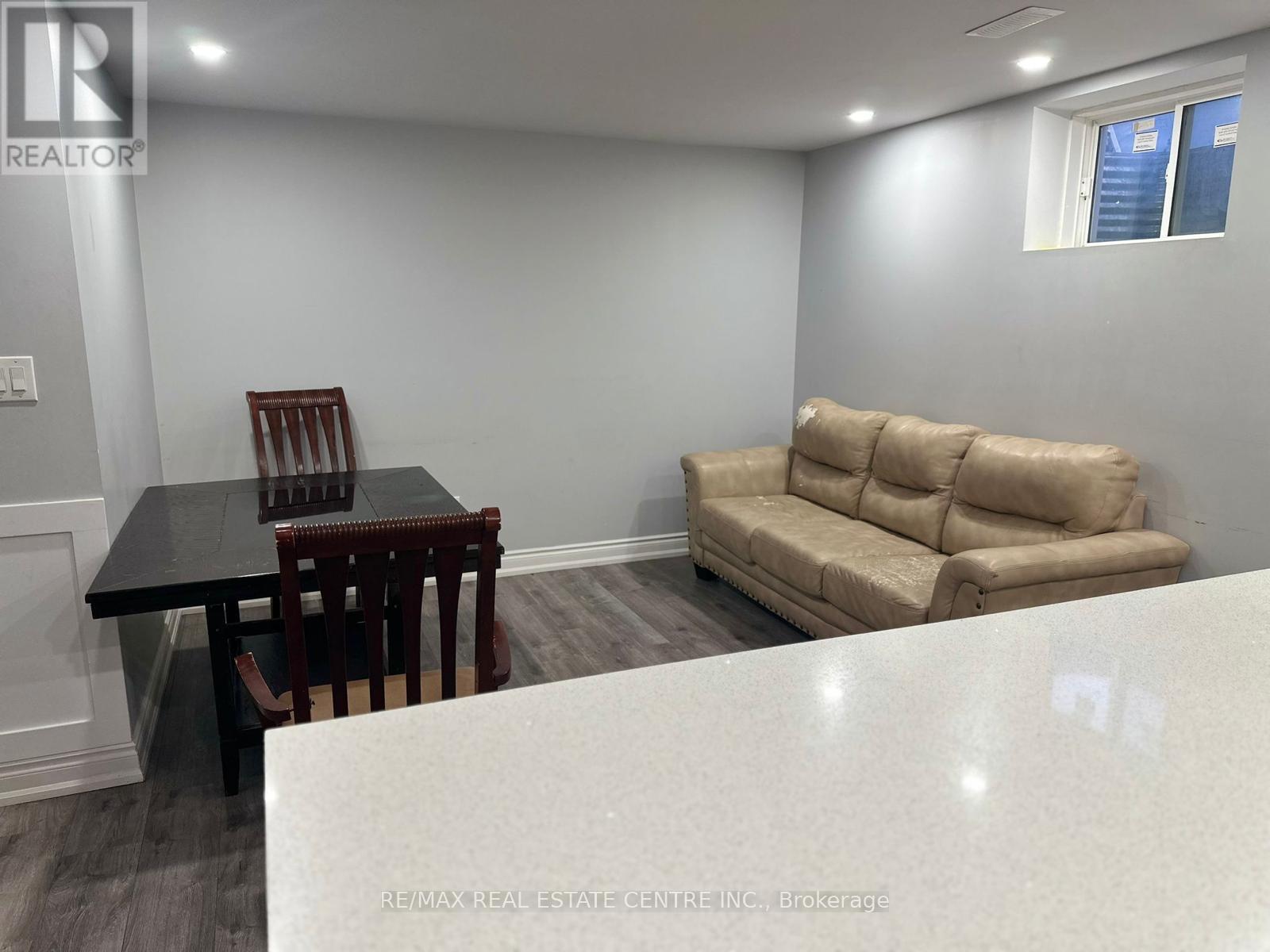 266 Dougall Avenue, Caledon, Ontario  L7C 3V5 - Photo 4 - W12758476