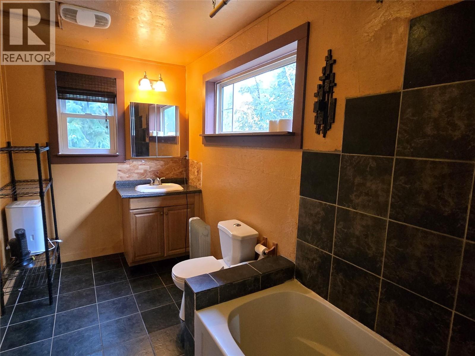 6654 Zeeben Road, Ymir, British Columbia  V0G 2K0 - Photo 10 - 10374799