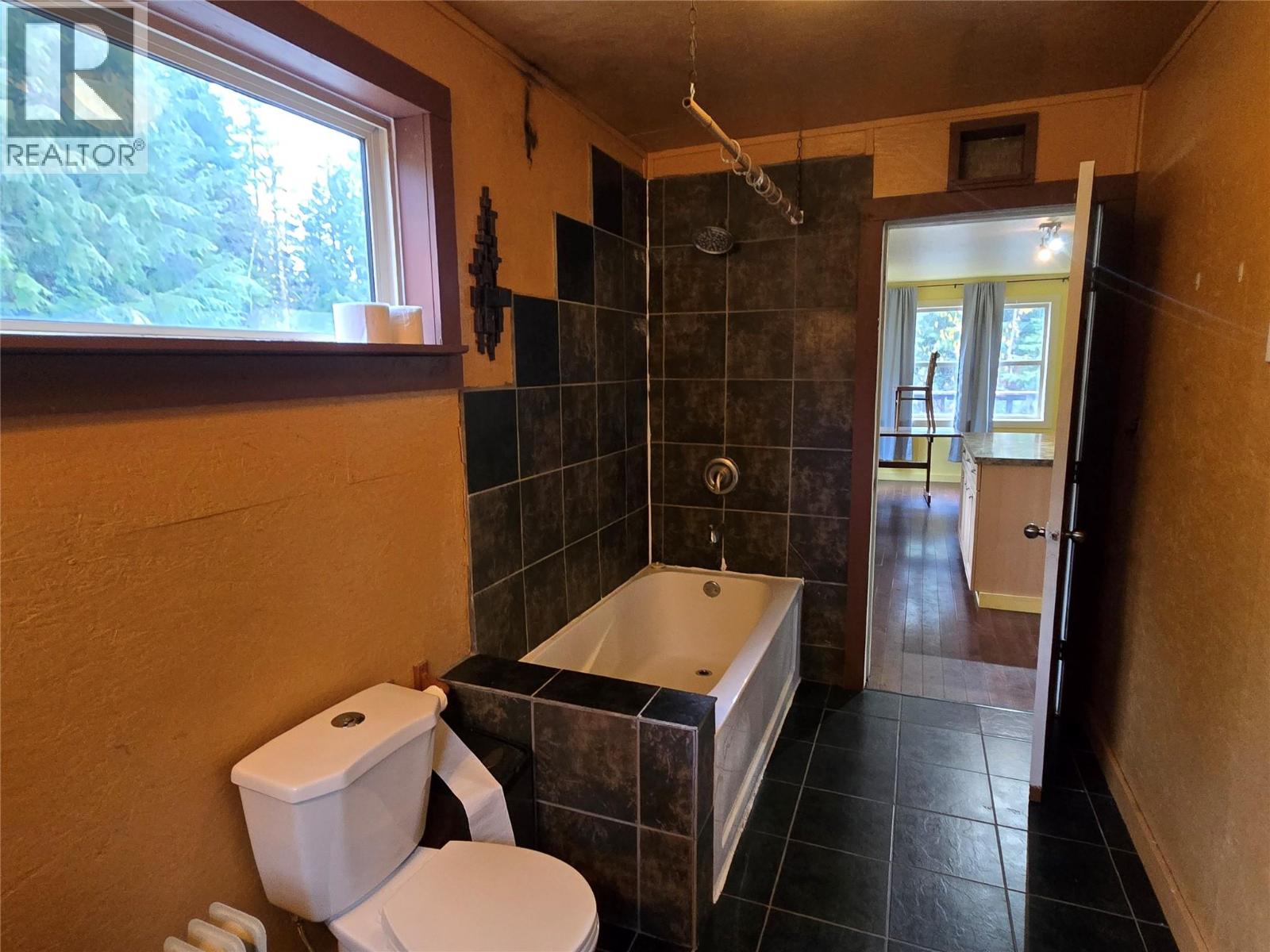 6654 Zeeben Road, Ymir, British Columbia  V0G 2K0 - Photo 11 - 10374799