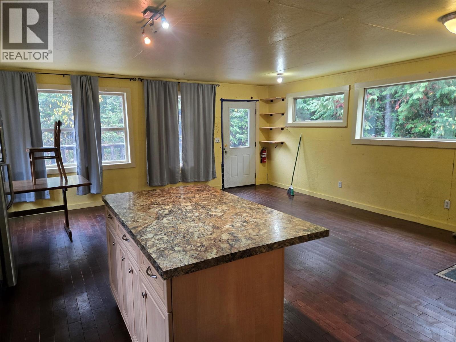 6654 Zeeben Road, Ymir, British Columbia  V0G 2K0 - Photo 5 - 10374799