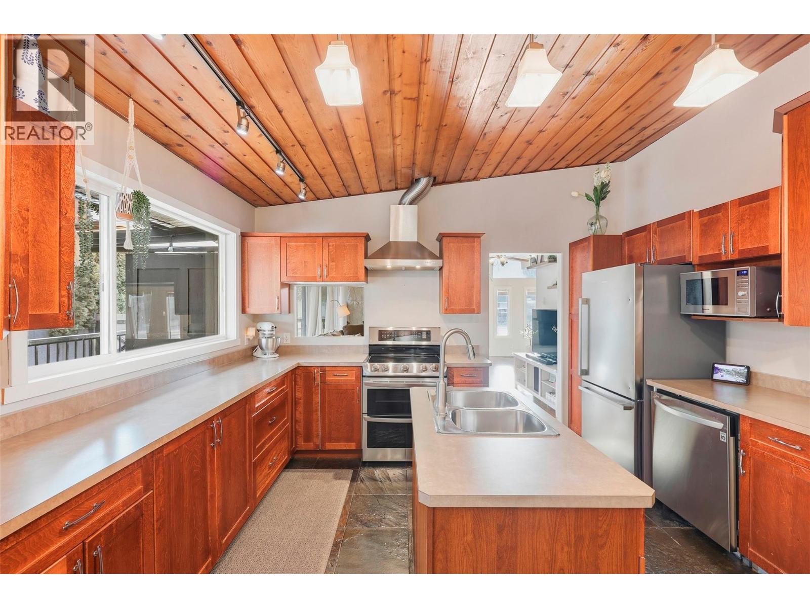 2520 Glenview Avenue, Kamloops, British Columbia  V2B 1P2 - Photo 9 - 10373647