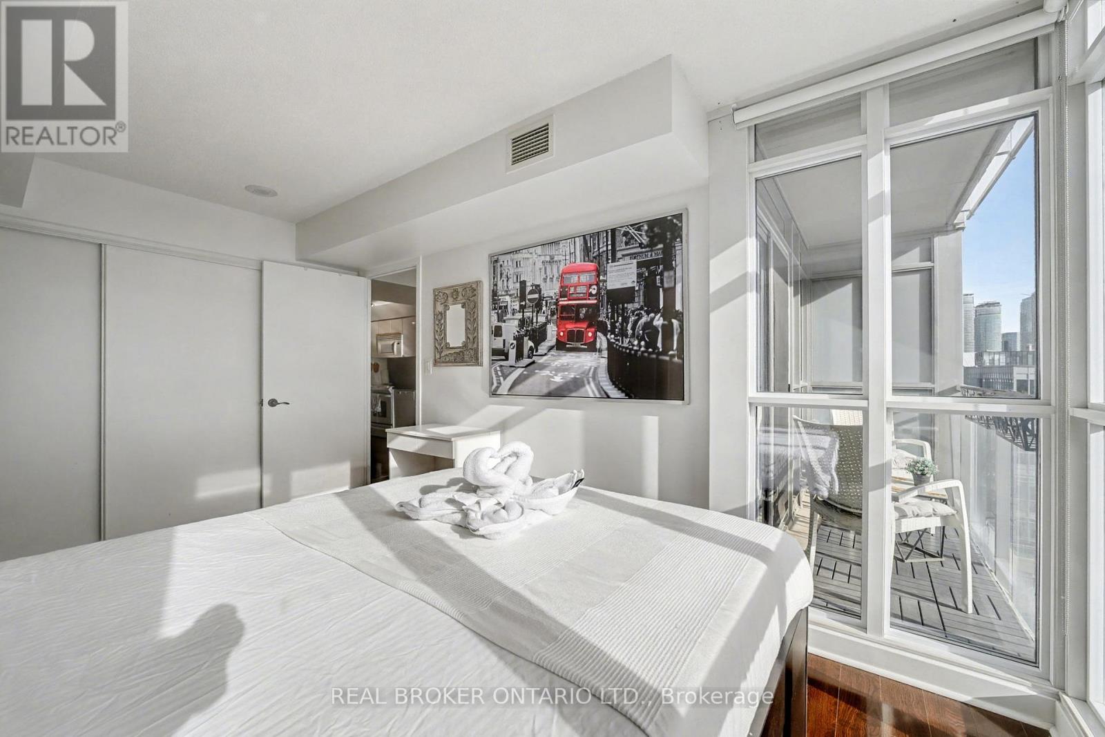2608 - 15 Iceboat Terrace, Toronto, Ontario  M5V 4A5 - Photo 8 - C12758664