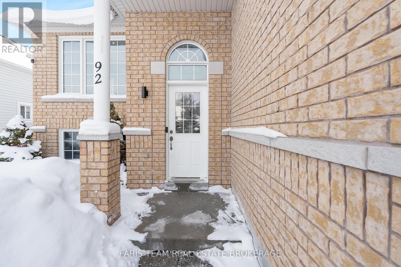 92 Wesley Avenue, Wasaga Beach, Ontario  L9Z 0B9 - Photo 3 - S12758518