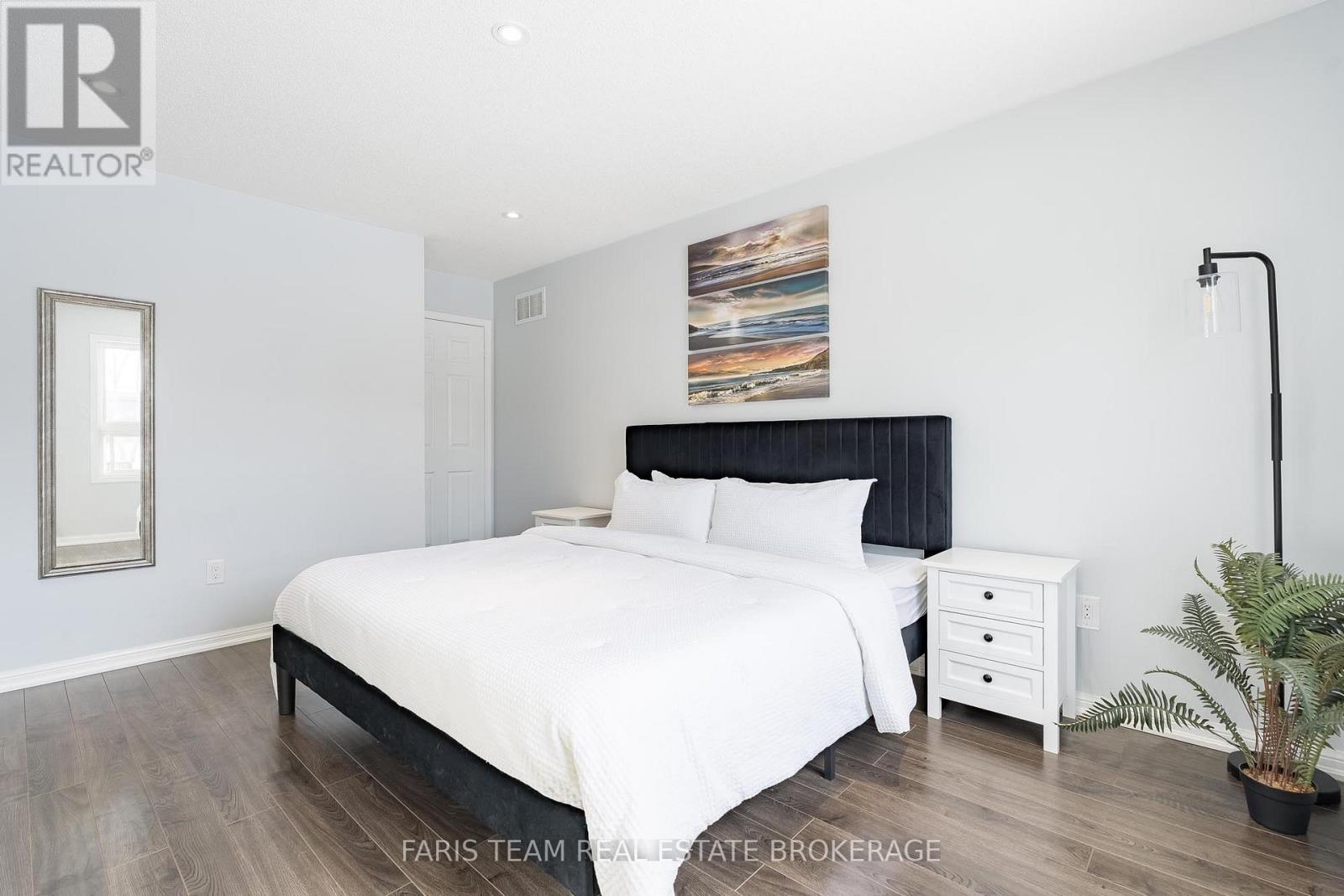 92 Wesley Avenue, Wasaga Beach, Ontario  L9Z 0B9 - Photo 14 - S12758518