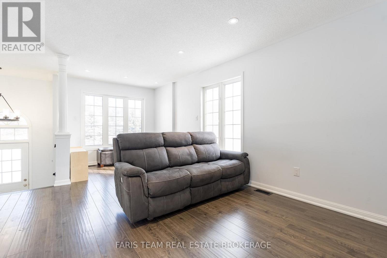 92 Wesley Avenue, Wasaga Beach, Ontario  L9Z 0B9 - Photo 10 - S12758518