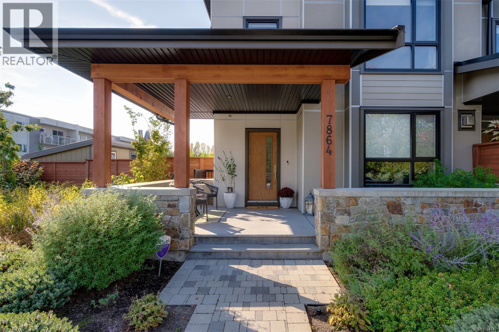 7864 Lochside Dr, Central Saanich, British Columbia