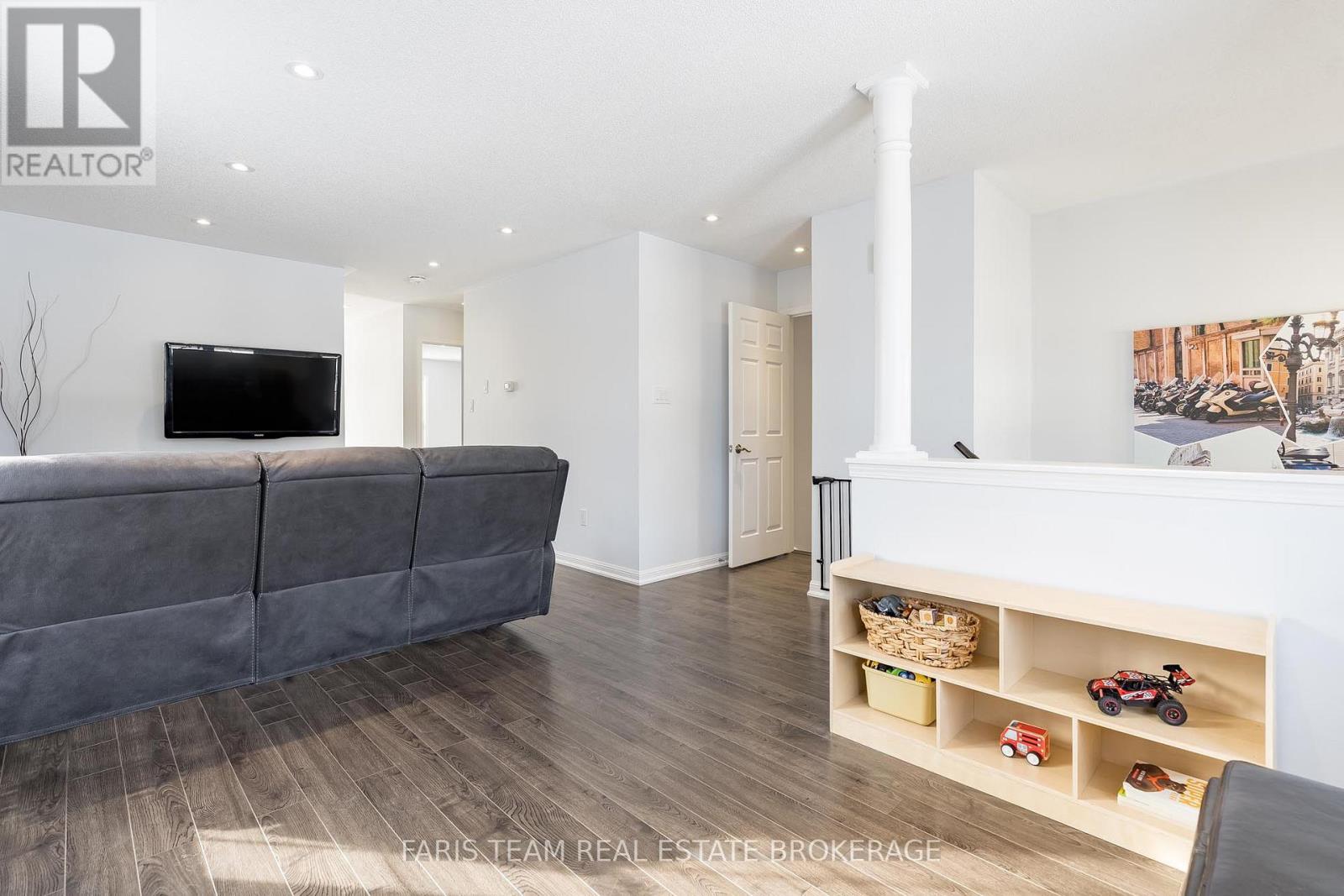 92 Wesley Avenue, Wasaga Beach, Ontario  L9Z 0B9 - Photo 12 - S12758518