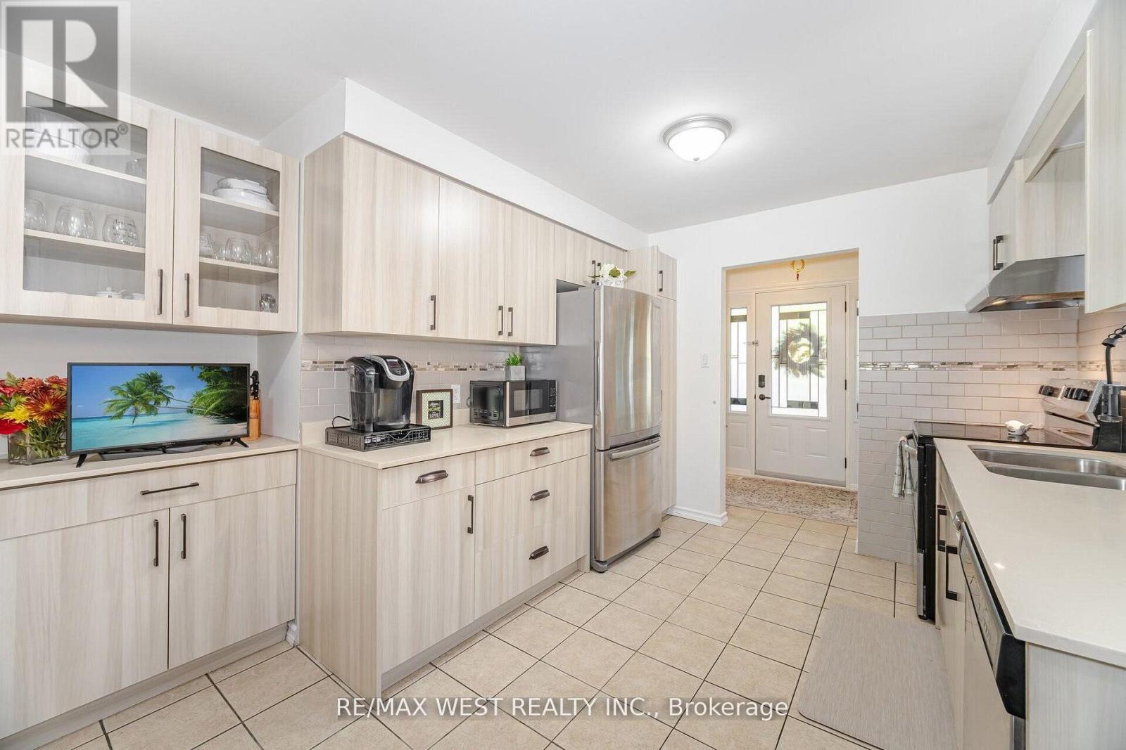 17 Malcolm Crescent, Brampton, Ontario  L6S 3C7 - Photo 7 - W12679760