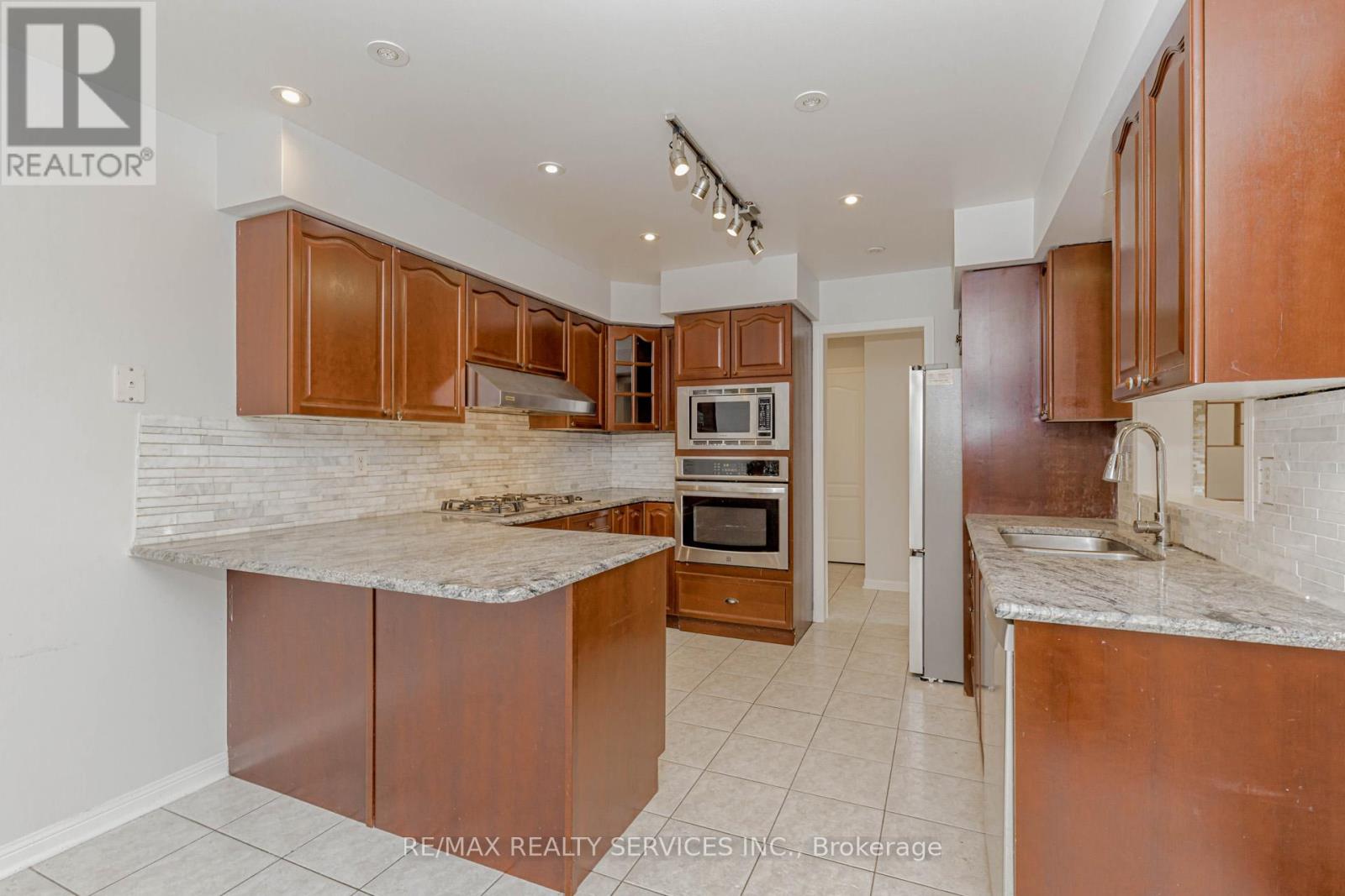 Upper - 106 Narrow Valley Crescent, Brampton, Ontario  L6R 2M6 - Photo 8 - W12758586