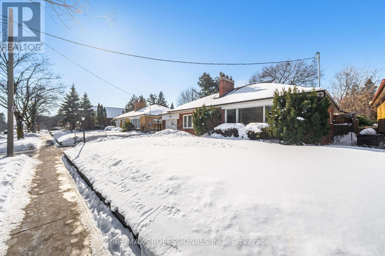 318 Park Lawn Road, Toronto, Ontario  M8Y 3K2 - Photo 2 - W12758692