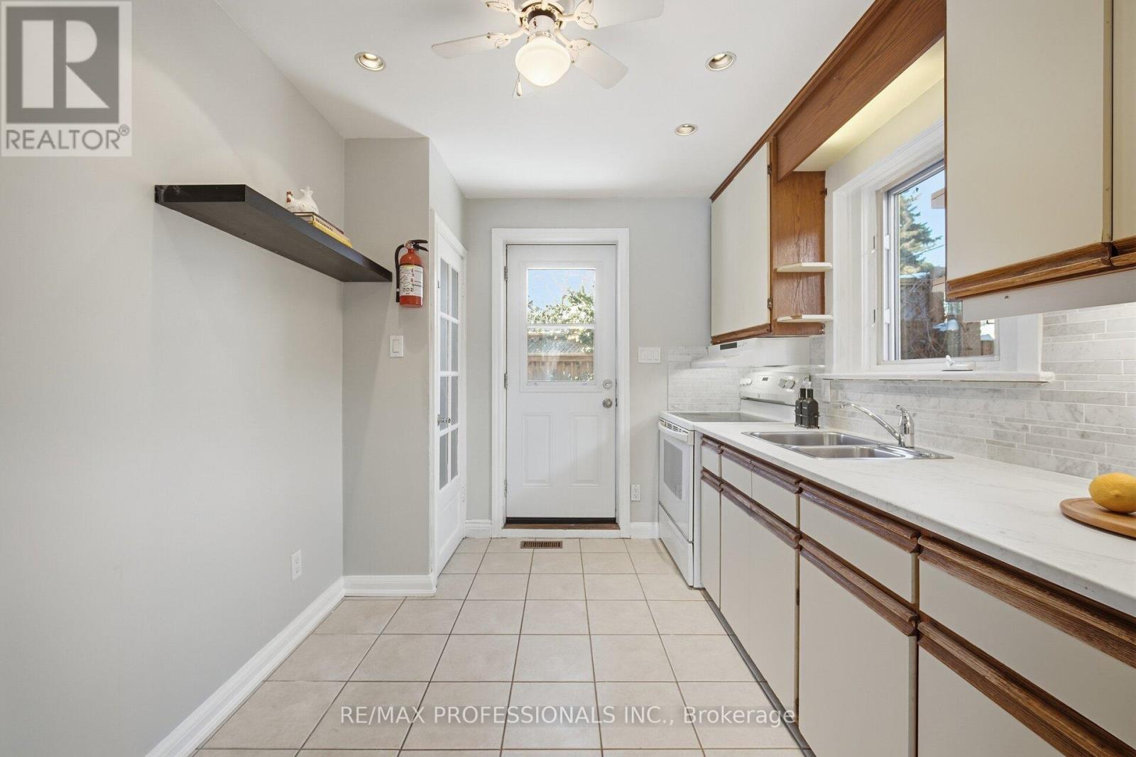 318 Park Lawn Road, Toronto, Ontario  M8Y 3K2 - Photo 13 - W12758692