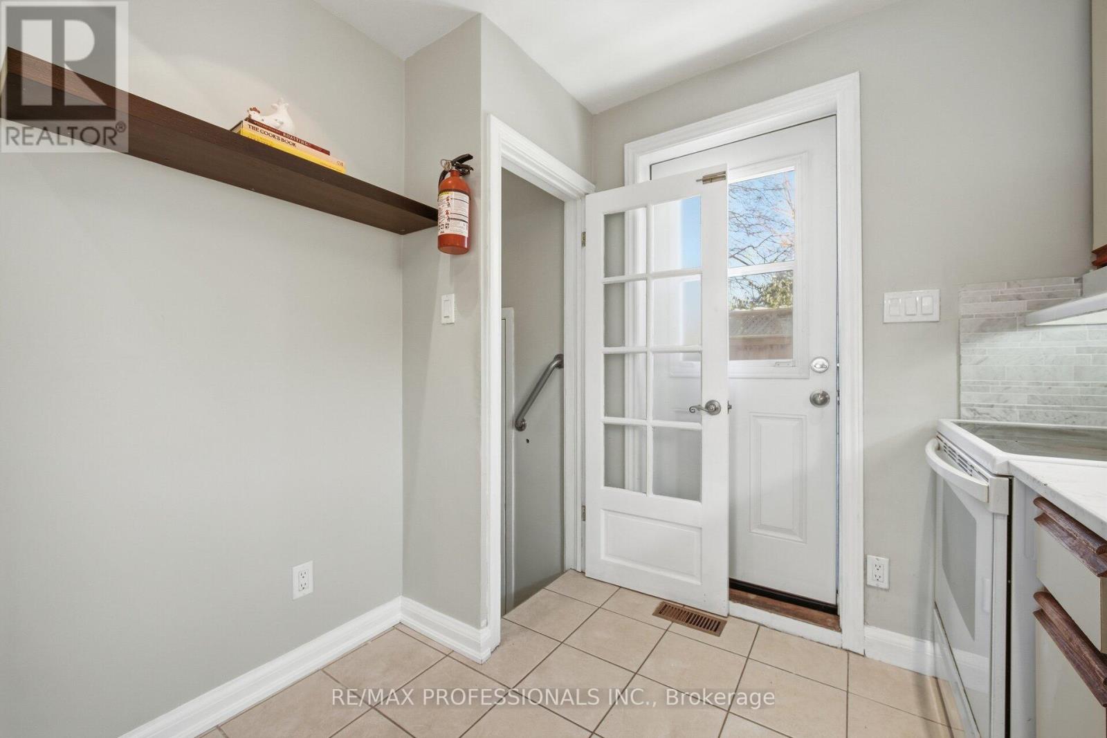 318 Park Lawn Road, Toronto, Ontario  M8Y 3K2 - Photo 19 - W12758692