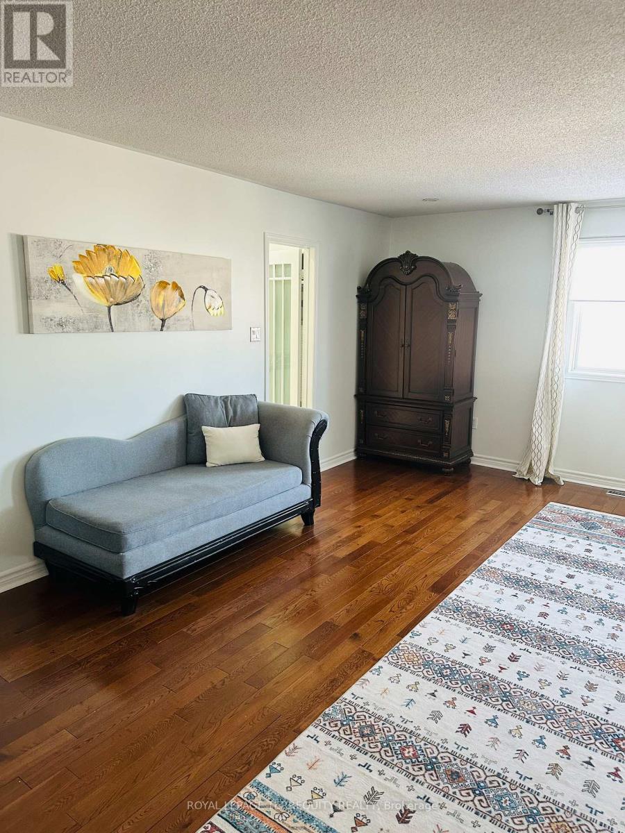 8 Shallimar Court, Brampton, Ontario  L6X 4N2 - Photo 5 - W12758728