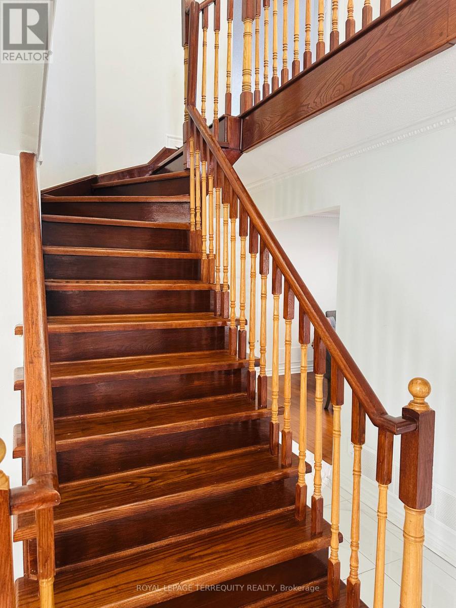 8 Shallimar Court, Brampton, Ontario  L6X 4N2 - Photo 9 - W12758728