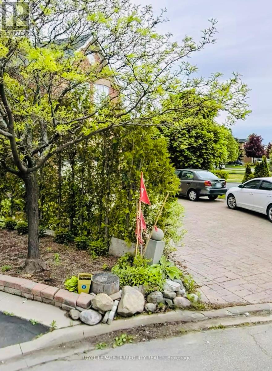 8 SHALLIMAR COURT, Brampton, Ontario