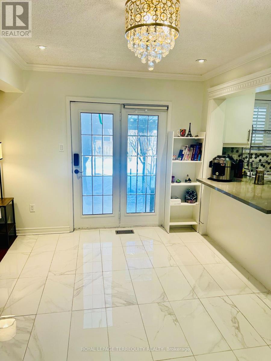 8 Shallimar Court, Brampton, Ontario  L6X 4N2 - Photo 3 - W12758728