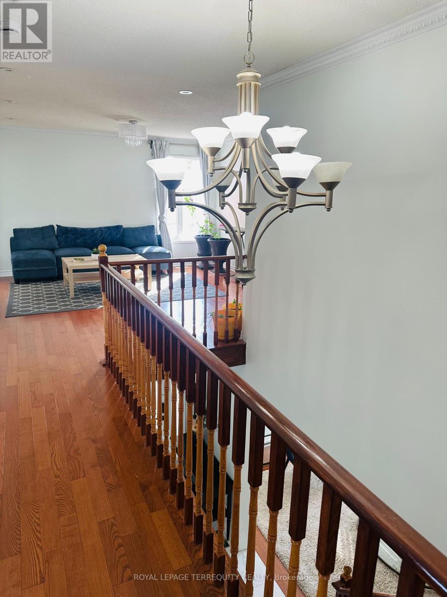 8 Shallimar Court, Brampton, Ontario  L6X 4N2 - Photo 8 - W12758728