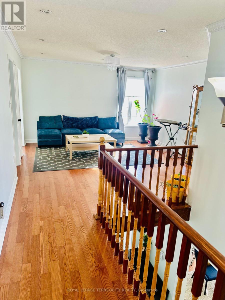 8 Shallimar Court, Brampton, Ontario  L6X 4N2 - Photo 4 - W12758728