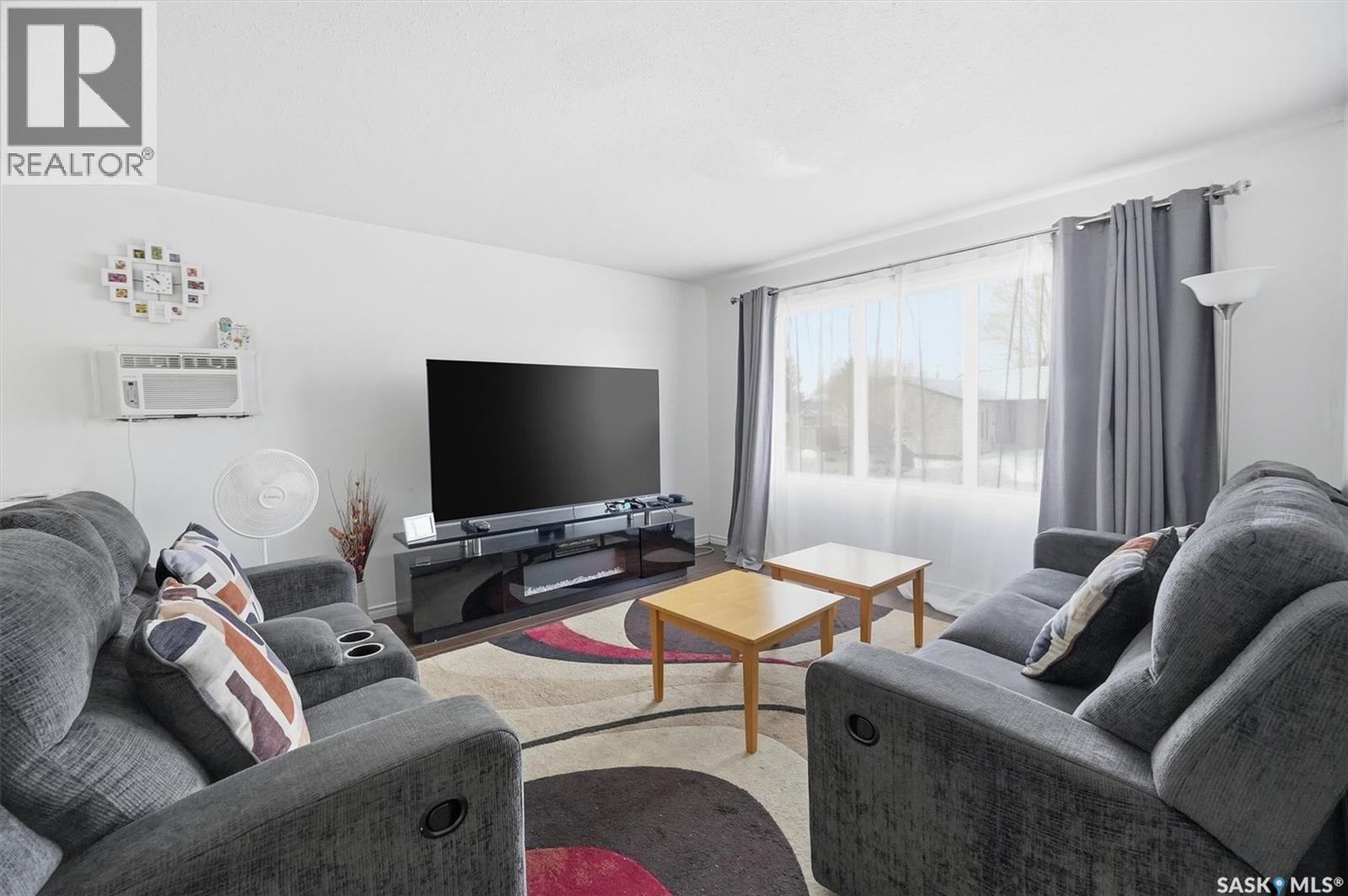 118-120 Barber Crescent, Saskatoon, Saskatchewan  S7M 5M7 - Photo 4 - SK027951