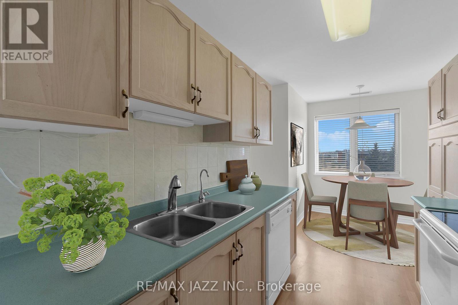 304 - 7 Dayspring Circle, Brampton (Goreway Drive Corridor), Ontario  L6P 1C1 - Photo 4 - W12758414