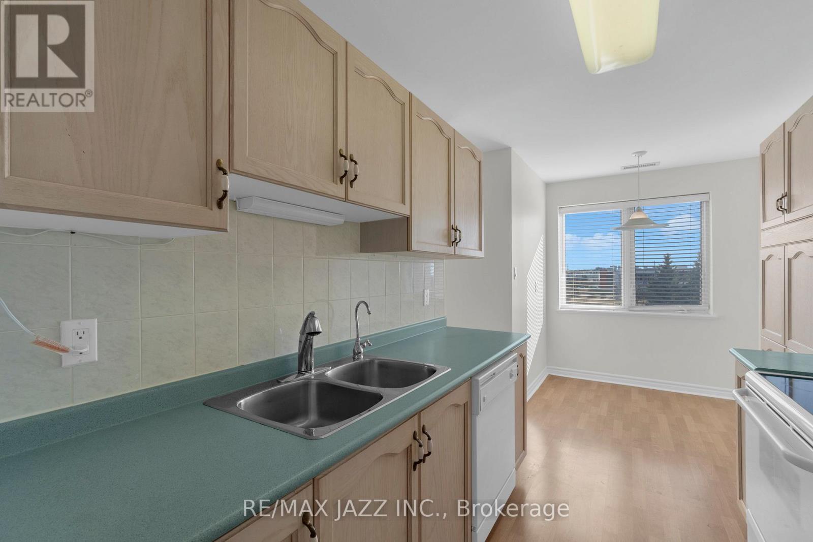 304 - 7 Dayspring Circle, Brampton (Goreway Drive Corridor), Ontario  L6P 1C1 - Photo 5 - W12758414