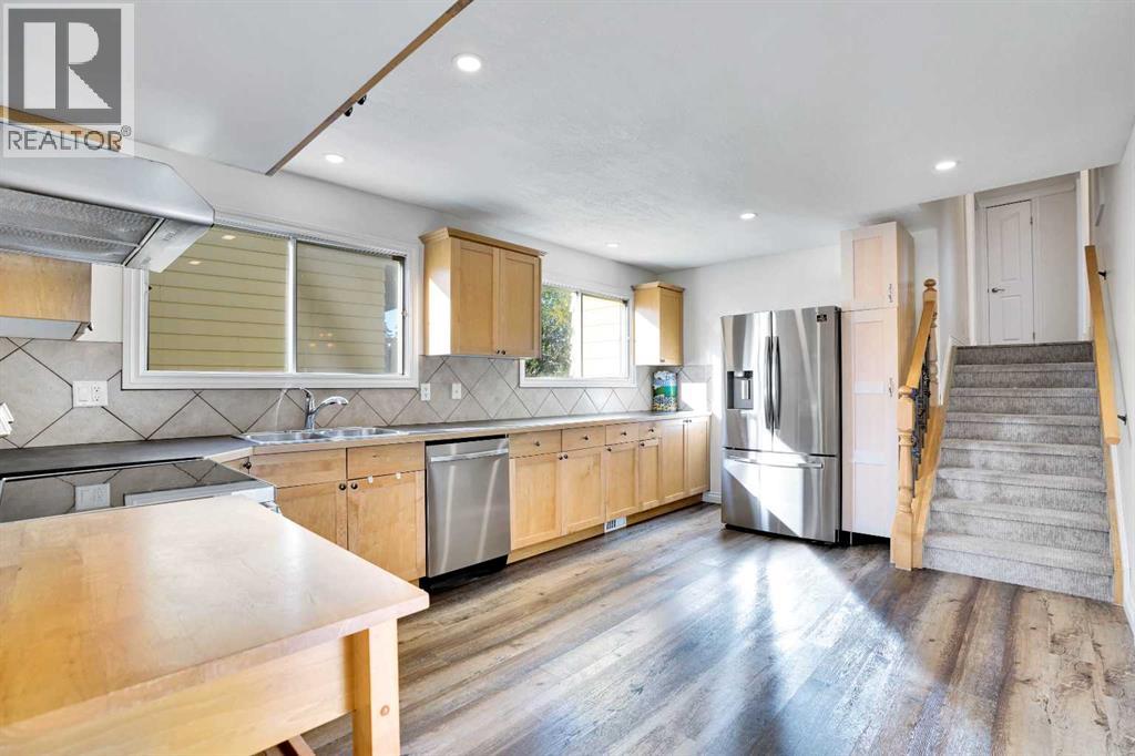 76 Coach Manor Rise Sw, Calgary, Alberta  T3H 1C4 - Photo 9 - A2272964