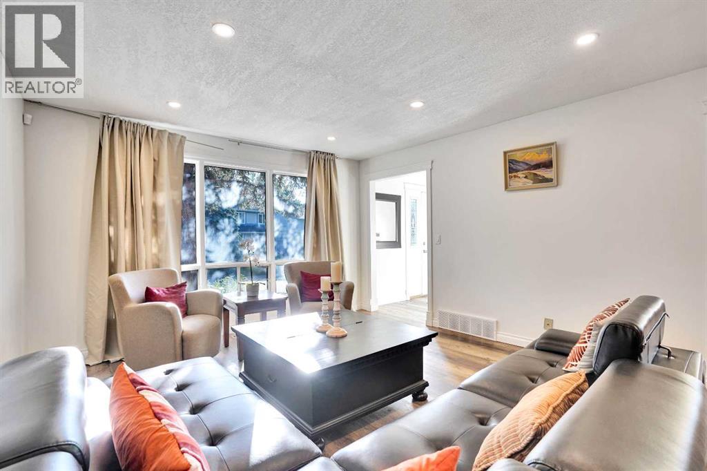 76 Coach Manor Rise Sw, Calgary, Alberta  T3H 1C4 - Photo 4 - A2272964