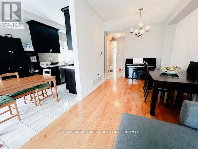 35 White Spruce Crescent, Vaughan, Ontario  L6A 4C5 - Photo 7 - N12758932