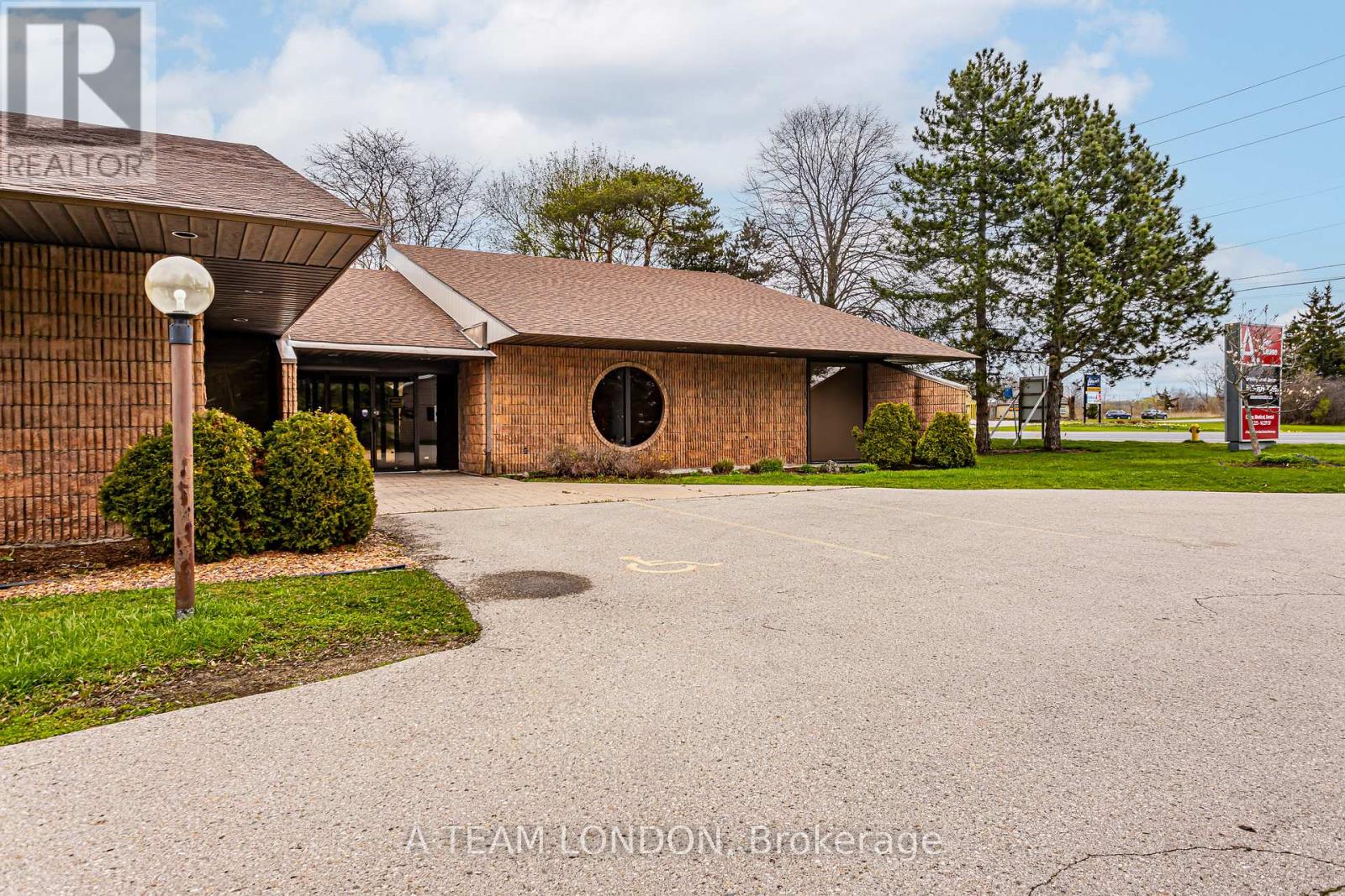 A - 743 Wellington Road, London South, Ontario  N6C 4R5 - Photo 4 - X12022486