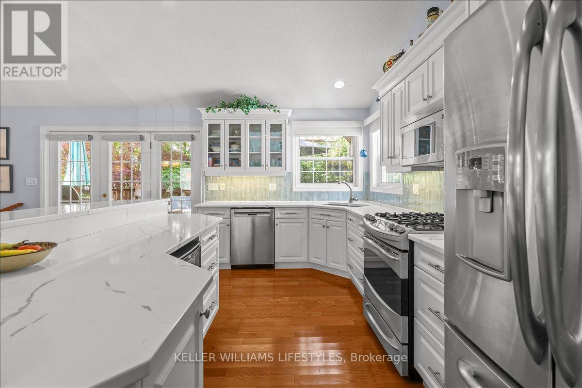 40 Lakeside Circle, Lambton Shores, Ontario  N0M 1T0 - Photo 13 - X12753176