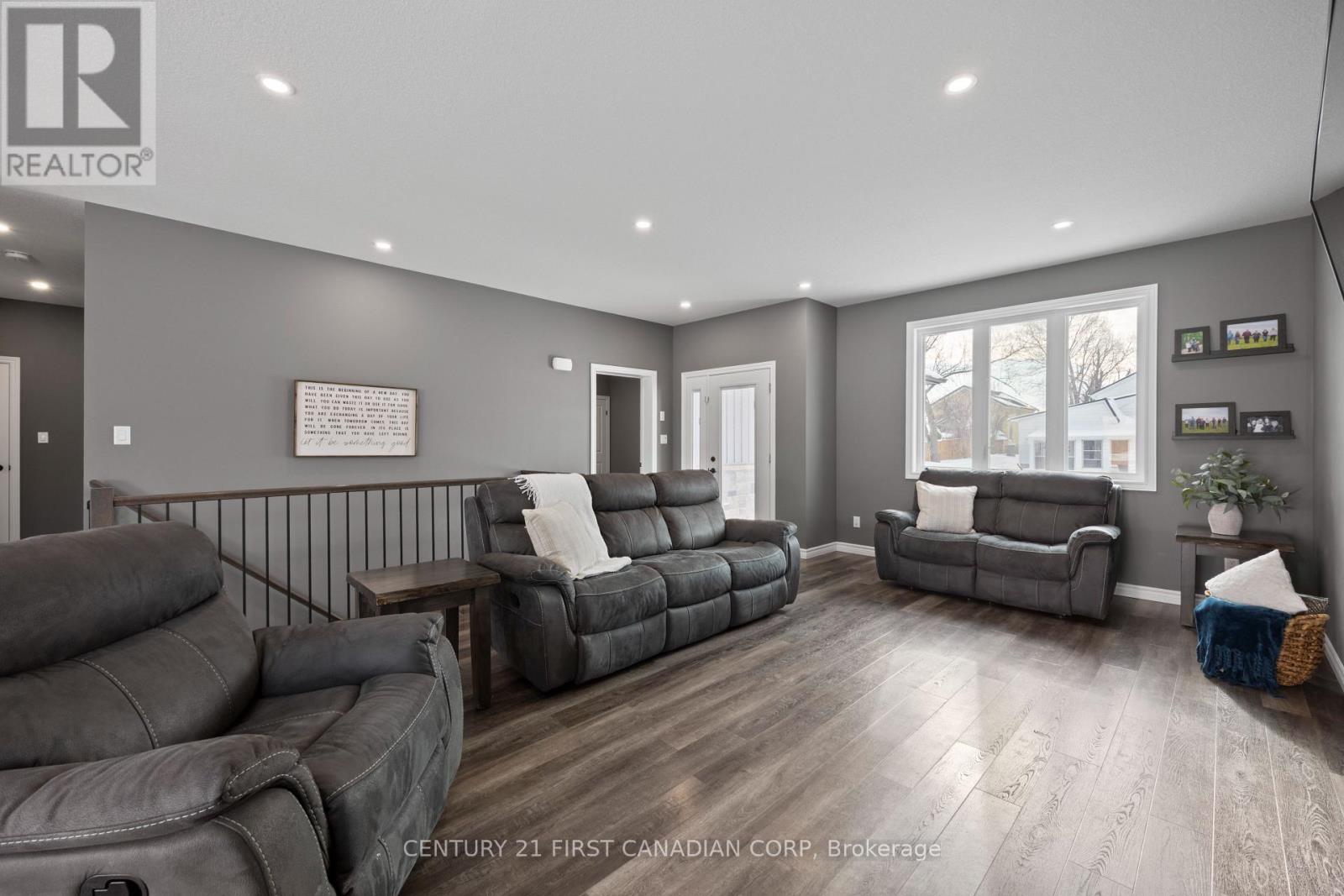 21 Middle Street, South Huron, Ontario  N0M 1M0 - Photo 9 - X12756942